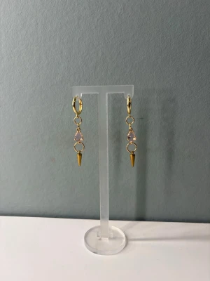 Spike örhängen guld (rosa) - Snygga örhängen i rostfritt stål. Kontakta gärna vid frågor🌟