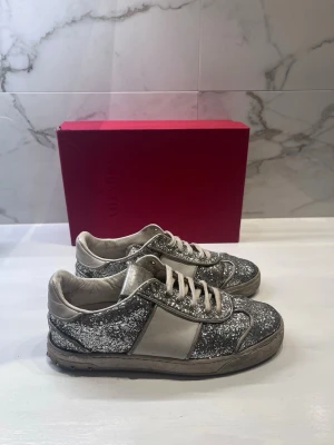 Valentino flycrew  - Valentino flycrew i storlek: 37 | Alla nitar kvar👏| Tillbehör: Box | Skick: Bra skick, har släppt lite runt kanterna.