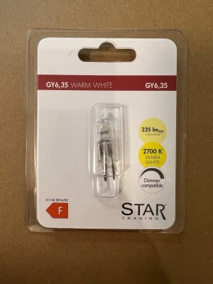 LED-lampa GY6,35 från Star Trading - LED-lampa med GY6,35-sockel från Star Trading. Ger ett varmt vitt ljus på 2700K och 235 lumen. Lampan är dimbar och har låg energiförbrukning (2W). Passar till 12V AC/DC och har en kompakt, genomskinlig design i plast och metall.
