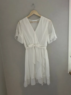 Vit volangklänning Student Examen - Vir volangklänning i strl M från Sisters Använd en gång                                           Från djur/rökfritt hem