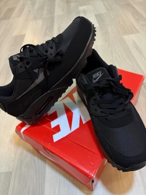 Nike Air Max 90 helsvarta sneakers ~ Storlek 43eur - Dessa är i utmärkt skick utan några skador och täcken på användning. Fraktar samma dag. Om ni har fler frågor kan ni bara fråga mig