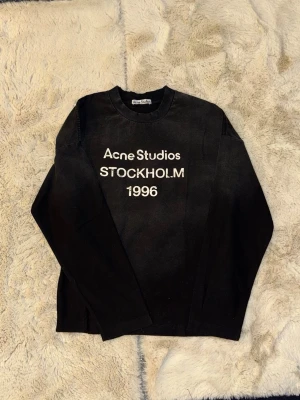 Acne Studios Långarmad - Långarmad T-shirt av Acne Studios. Den är nästan helt ny, Storlek M. 