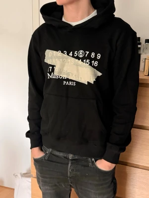 Maison Margiela hoodie - En tvär fet och sällsynt masion margeila hoodie med tryck på framsidan. Bästa skicket du kan hitta 🙌 har du fler frågor eller funderingar tveka inte på att höra av dig! Priset går att diskutera.