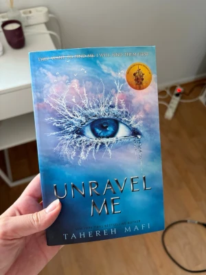 Unravel Me av Tahereh Mafi - En engelsk dystopisk bok. Bok två i serien Shatter me