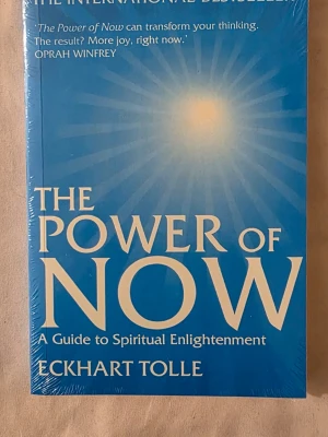 The Power of Now (Brand new, in English) - Skick: Helt ny bok. Omslag: Paperback. Förpackning: I sitt originala plastomslag. Från: Stockholm. Snabb leverans inom Sverige.  Kika gärna in på min profil för fler böcker som säkert kan intressera dig. Beställ gärna flera böcker samtidigt och spara på frakten, du betalar bara frakt en gång.