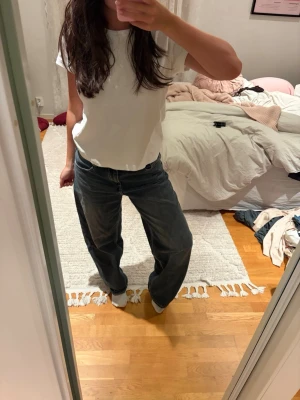 Vida jeans från Bershka - Säljer ett par coola vida jeans från Bershka i ljusblå/grå denim med snygg tvätt. Jeansen har låg midja, breda ben för en trendig look. Perfekta för dig som gillar streetstyle och avslappnad vibe.