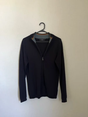 Full zip next  - Blå stickad full zip från next i storlek XS. Är i bra skick. 