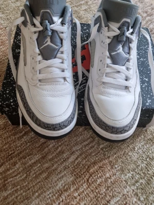 Jordan Spizike Low Skor - Skor from Air Jordan  Storlek 43  vita/grå  Äkta   köpt från Spanien  Original pris 1300kr