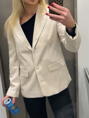 Oversize kavaj från Gina - Jättefin beige kavaj från Gina. Använd 1 gång. Storlek XS men oversize. Jag är 176 cm