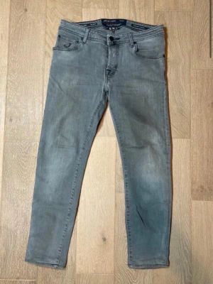 Jacob Cohën - Jacob Cohen jeans i väldigt bra skick i gråfärg, storlek w31/L31 väldigt trendiga och väldigt eftertraktade, självklart äkta ✅ nypris~5500kr