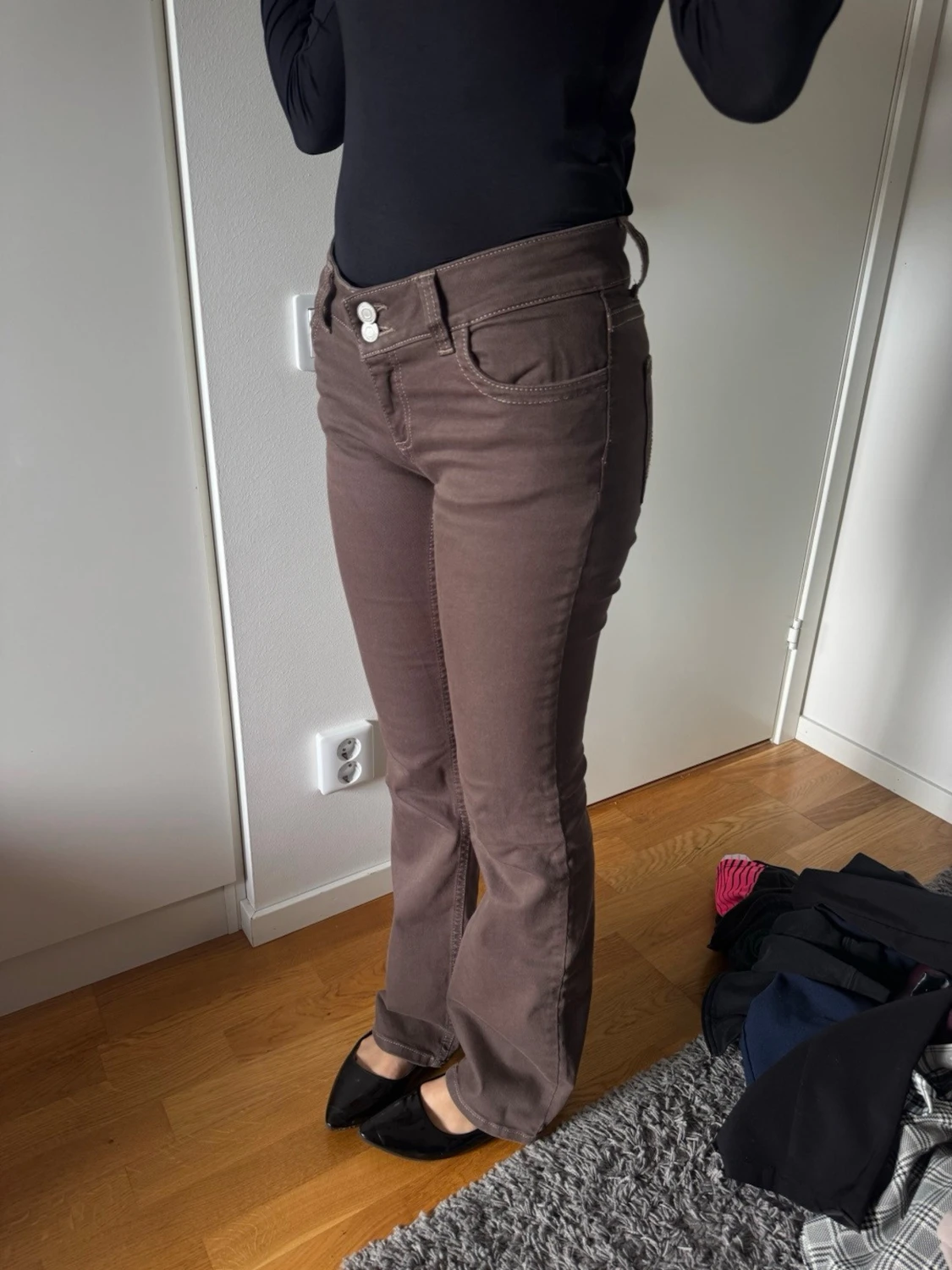 Bruna bootcut jeans med kontrastsömmar - 1