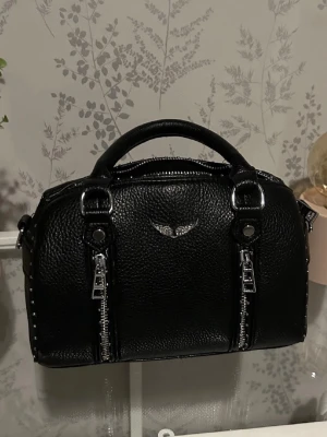 Zadig väska ❤️ - Så fin väska, använd men i super fint skick och mycket kvar att ge❤️perfekt storlek och man får plats med mycker än man tror, fick i present så därav kan ja ej bevisa äkthet och därför också priset❤️❤️❤️❤️❤️❤️❤️❤️
