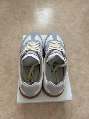 Margiela Gats  - Margiela Gats Vita | Size 43 | Som nya!