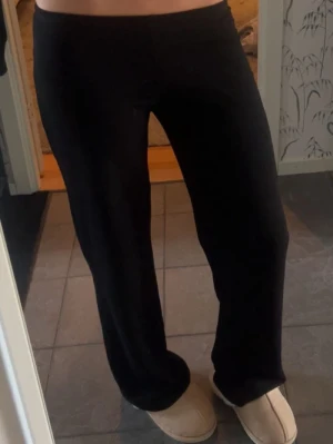 Svarta vida lågmidjade mjukisbyxor - Luxery pants från nelly, knappt använda!!
