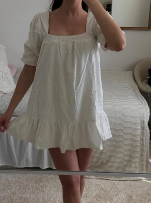 Romantisk vit sommarklänning - Superfin vit sommarklänning med flowy/babydoll passform, puffärmar och volangdetalj nedtill. Väldigt lätt och luftig modell som passar perfekt till semester, brunch, strandpromenad eller europeisk sommar vibe