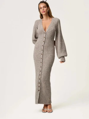 Adoore Montana dress - Adoore Montana dress, köpt sommaren 2025 så den har använts men är fortfarande i ett fint skick går absolut att noppra av. Strl 32 men är egentligen 36/38 i strl men den är så stretchig och lång i modell så den sitter super bra. Köpt för 1695kr säljer för 1100kr vid snabb affär. Älskar egentligen klänningen men den behöver ett nytt hem nu.