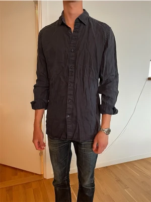 Massimo Dutti Linneskjorta - Säljer nu denna fina linneskjortan från Massimo Dutti. Fint skick, lite urtvättad men inga skavanker. Modellen: 176, 60kg. Skriv vid frågor