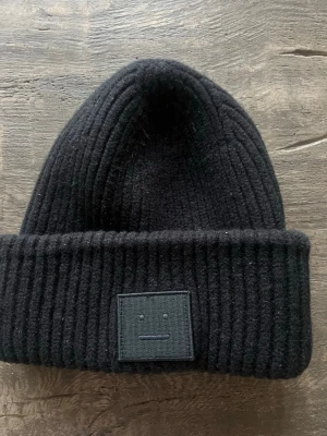 Svart mössa, Acne Studios  - Säljer en svart mössa från Acne Studios!🌸💗