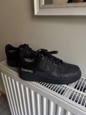 Nike Air Force 1 Gore-Tex sneakers - Svarta Nike Air Force 1 sneakers med Gore-Tex-material som gör dem vattentäta. Låg modell med skinn.
