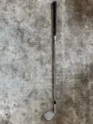 Cleveland 60* wedge - Golfklubba wedge med svart grepp och silverfärgat skaft. Klubban har ett brett klubbhuvud med tydliga räfflor för bättre spinn. Perfekt för närspel och bunkerslag. Materialet är metall och greppet är i gummi.