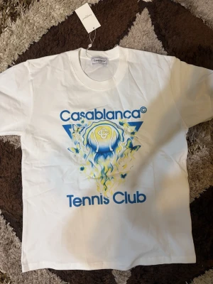 Casablanca T-shirt - En skön casablanca T shirt som sitter lite baggy på mig så behöver skickas tyvärr! | Skick; 10/10 | strl; XL men sitter som L | Pris kan diskuteras vid snabb och smidig affär!/Mvh Nitro👨🏽‍🎨