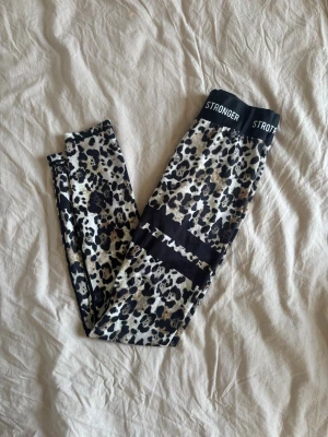 Stronger tights  - Träningstights med leopard mönster från stronger, lappen är borta men tror att de är i storlek S