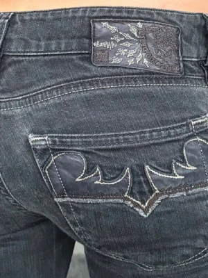 Diesel jeans - Supersnygga gråa/svarta lågmidjade dieseljeans i storlek w26 L32. Jeansen ar vintage så har lite små slitningar längst ner på byxbenet, men annars i fint skick. Midjemått: 34,5cm rakt över, innerbenslangd: 80cm💕