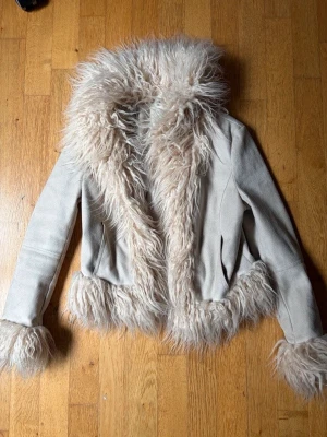 Afgan Coat Penny Lane Jacka Urban Outfitters XS - Säljer denna söta Urban Outfitters Penny Lane/Afghan-style jacka ✨  Storlek XS men passar även S — jag har själv använt den med tröja under och brukar ha storlek S.  Väldigt fint skick, inga synliga defekter. Endast använd ett par gånger.  Endast pickup i Stockholm.