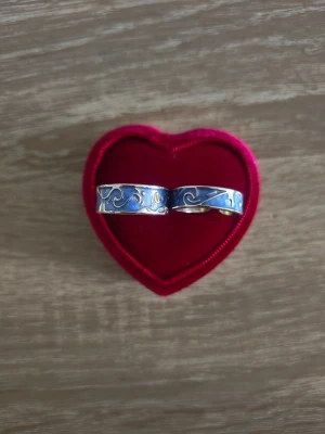 Van Gogh starry night inspirerad silverfärgad ringar - 2st ringar i storlek 18,1mm (den bredda), och 17,7mm (den smala), silverfärgad. 