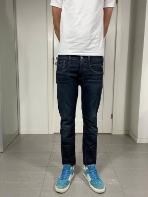 Replay Anbass Jeans  - Säljer nu dessa Replay Anbass Jeans, mått: ca 38,5 o 95 cm. skriv för fler bilder/frågor🙌🏼