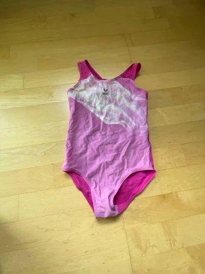 Rosa baddräkt från SOC🩷 - Snygg rosa baddräkt från SOC med vitt mönster över bröstet. Klassisk modell med breda axelband och rundad halsringning. Perfekt för simträning eller strandhäng. Materialet är stretchigt och bekvämt för aktiva dagar. Om ni har frågor eller vill se bilderna mer, är det bara att skriva😊