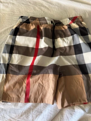 Burbery shorts - Snygga bb bad byxor man kan använda de typ som bad short kör de om du vill skit köns o snygga storlek m .