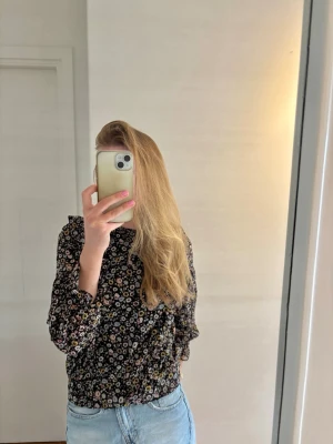 Svart blus - Säljer en supersöt svart blommig blus i nyskick 💕💕