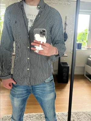 Ralphlauren skjorta - Säljer en svart vit randig Ralph Lauren skjorta | Slim fit | Självklart äkta | Inga defekter❌| Pris - 349 | Pris går att diskutera | Skriv gärna vid frågor | 🙌🙌🙌