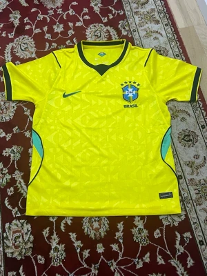 Gul Brasilien Nike fotbollströja - Finns i storlek S 