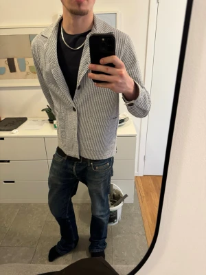 Randig overshirt från John henric - Tjatja, säljer nu denna feta overshirt från John Henric på grund av att den inte passa längre! - skick: 8/10! - Storlek: M men passar M/S - Hör av ej vid eventuella frågor