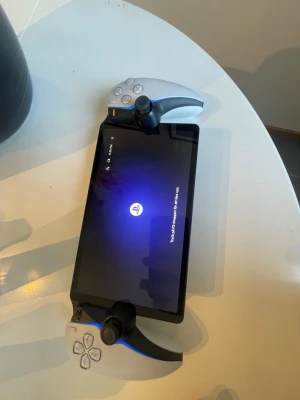 PlayStation Portal Remote Player.box - Ps5. - portal. Knappt använd men vill inte ha den hemma längre. Kommer utan box men funkar som helt ny. 