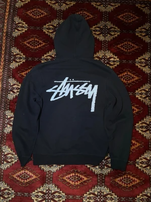 Stussy x Our Legacy hoodie - Stussy x Our Legacy huvtröja i fint skick! Limiterad upplaga. 