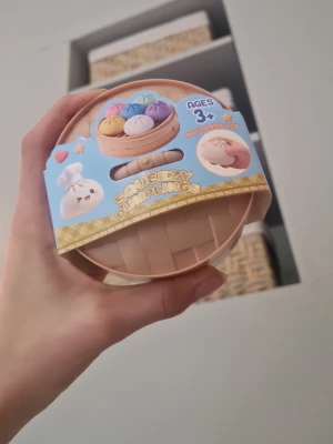 3st mini squishy Dumplings  - Oöppnad squishy dumpling med 3 st mini Dumplings i ( de sa det i kassan)