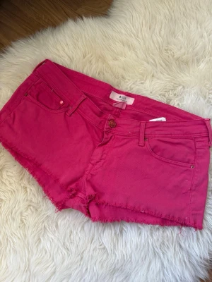 Rosa jeansshorts  - Sygga rods jeansshorts! Jätte snygg färg! Storlek W29🥰