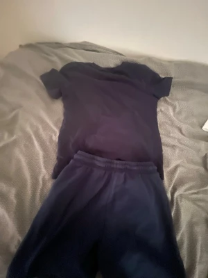 Mörkblått sett  från SOC och Lindex  - Säljer ett mörkblått träningsset från SOC med t-shirt och shorts. Perfekt för träning eller sport, båda plaggen är i mjukt och stretchigt material som ger bra rörelsefrihet. Enkel och stilren design utan tryck eller mönster. Shorts 134 / t shirt 152 