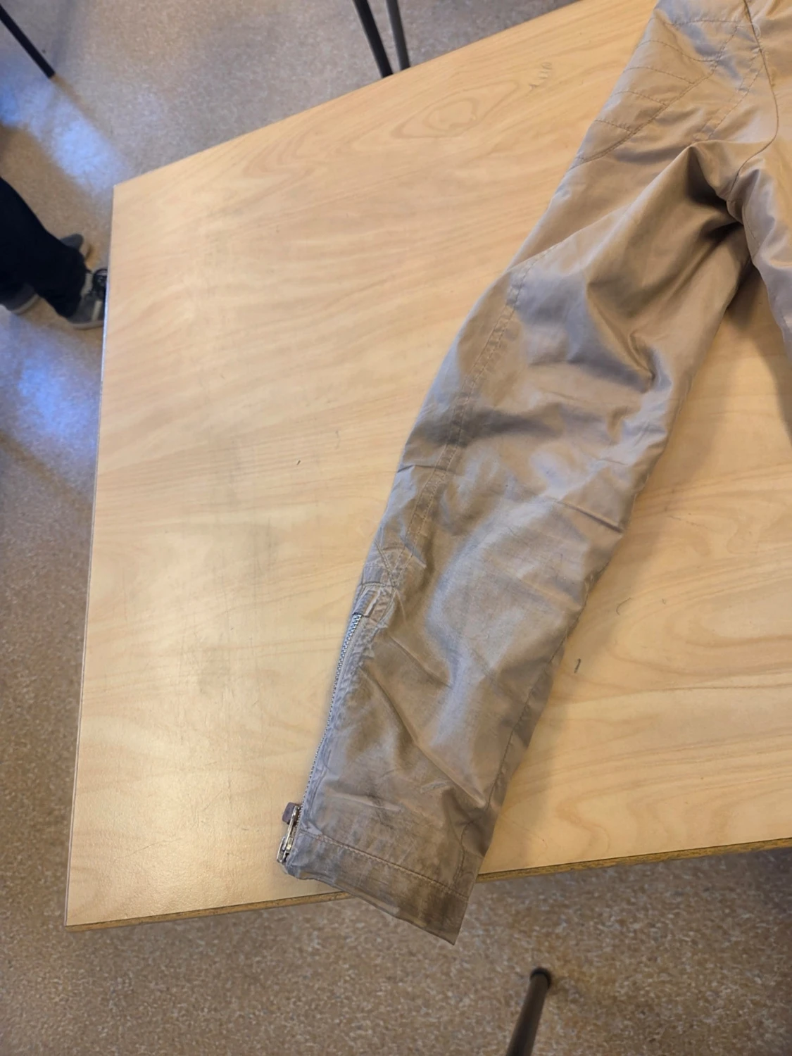 Beige vindjacka med patchdetaljer - 5