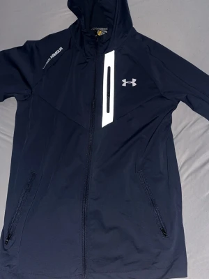 Tracksuit under armour - Under armour reflective dress/tracksuit helt oanvända. För fler bilder skriv. Mörkblå top svarta byxor