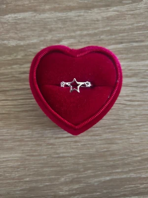 Silverfärgad ring med stjärndetaljer - ring i storlek 18,1mm, silverfärgad. 