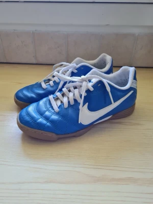 Nike Jr Tiempo Rio IC fotbollsskor inomhus stl 33 blå - Blå inomhusfotbollsskor / futsalskor från Nike i stl 33 med snörning. Storlek 33. Barn skor. Futsal.