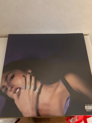 Vinylskiva GUTS Olivia Rodrigo - Vinylskiva med albumet GUTS av Olivia Rodrigo.  Plasten är kvar på.