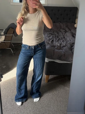 Optiwide jeans - Säljer mina snygga jeans ifrån lager 157☺️ Modellen heter ”Optiwide” vilket är mid waist wide jeans!! Dessa är i full length Dom är i ett mycket bra skick, har knappt använt dom🩷