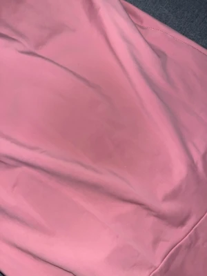Rosa klänning från Zara  - Säljer en enkel och stilren rosa klänning från Zara. Den har stretchigt material som känns nästan som träningskläder/yoga-set. Väldigt mjuk och bekväm 