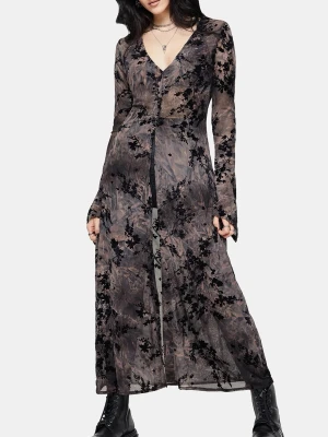 ✨Ny✨Disturbia lång transparent klänning med blommönster  - Säljer en lång, transparent klänning i mörka toner med svart sammetsliknande blommönster från Disturbia. Otroligt fin! 😍 Klänningen har v-ringning, långa ärmar och knappar framtill. Perfekt för dig som gillar en edgy och unik stil. Lite för stor för mej därför säljer jag den. Endast provad så helt ny med prislappar kvar. Nypris 748kr