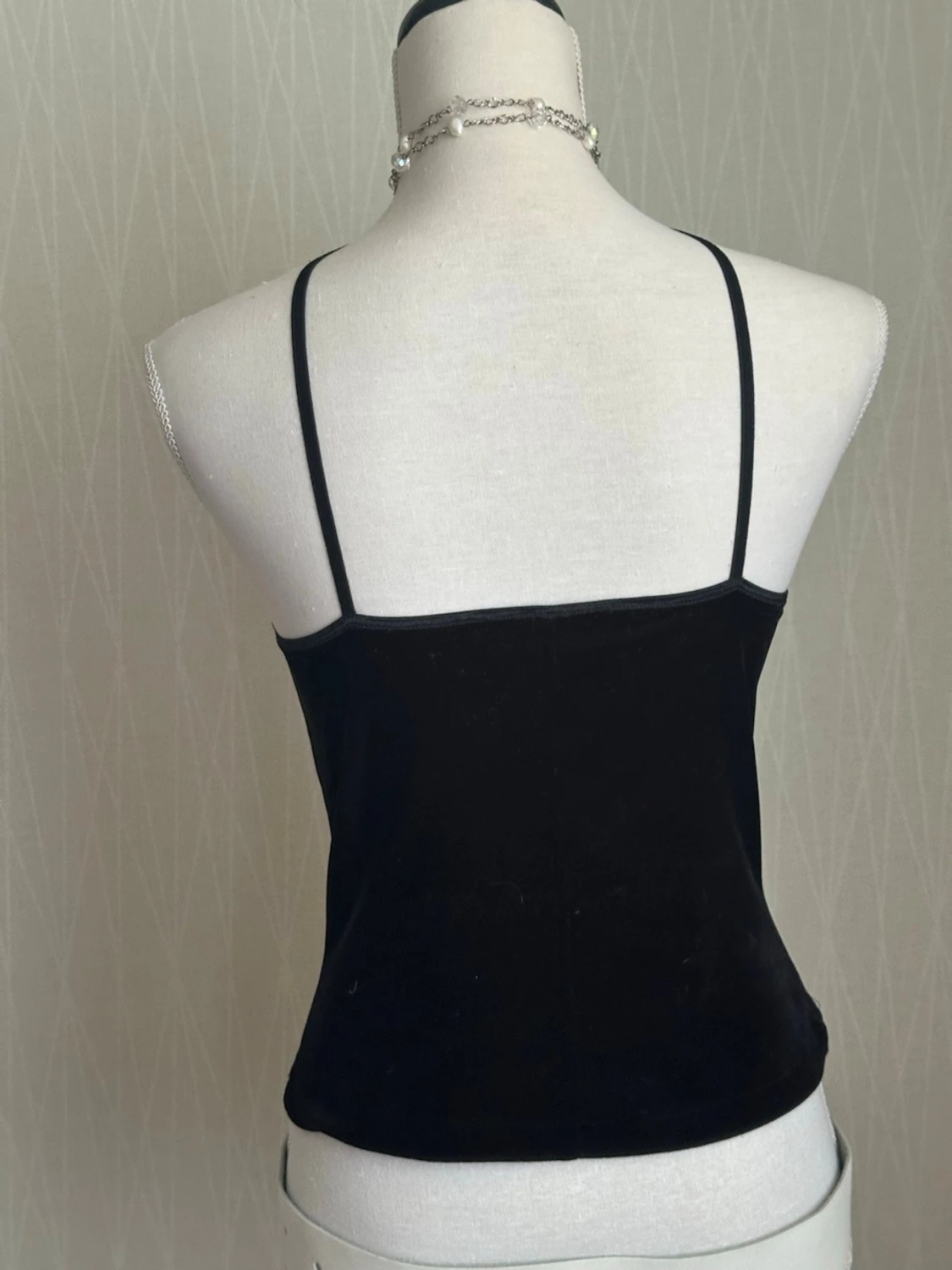 Svart sammetslinnetopp med cross straps - 2